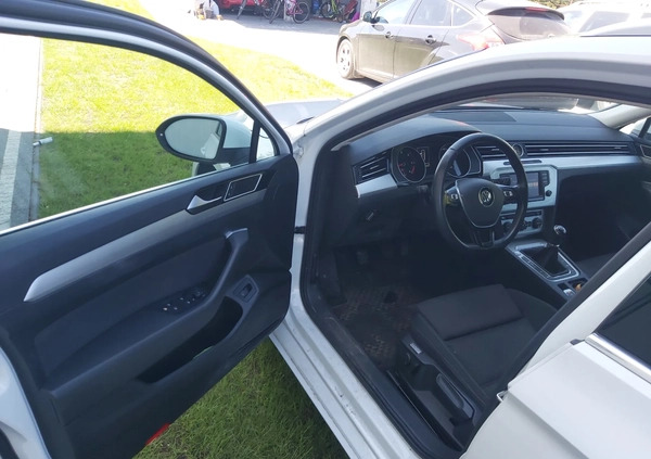Volkswagen Passat cena 60900 przebieg: 172000, rok produkcji 2015 z Drezdenko małe 154